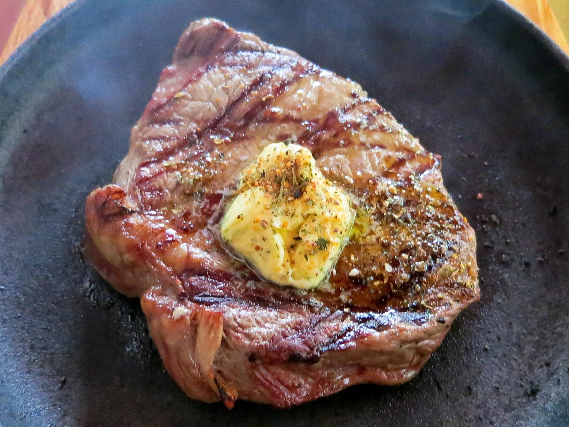 Sirloin-Steak mit Knoblauchbutter